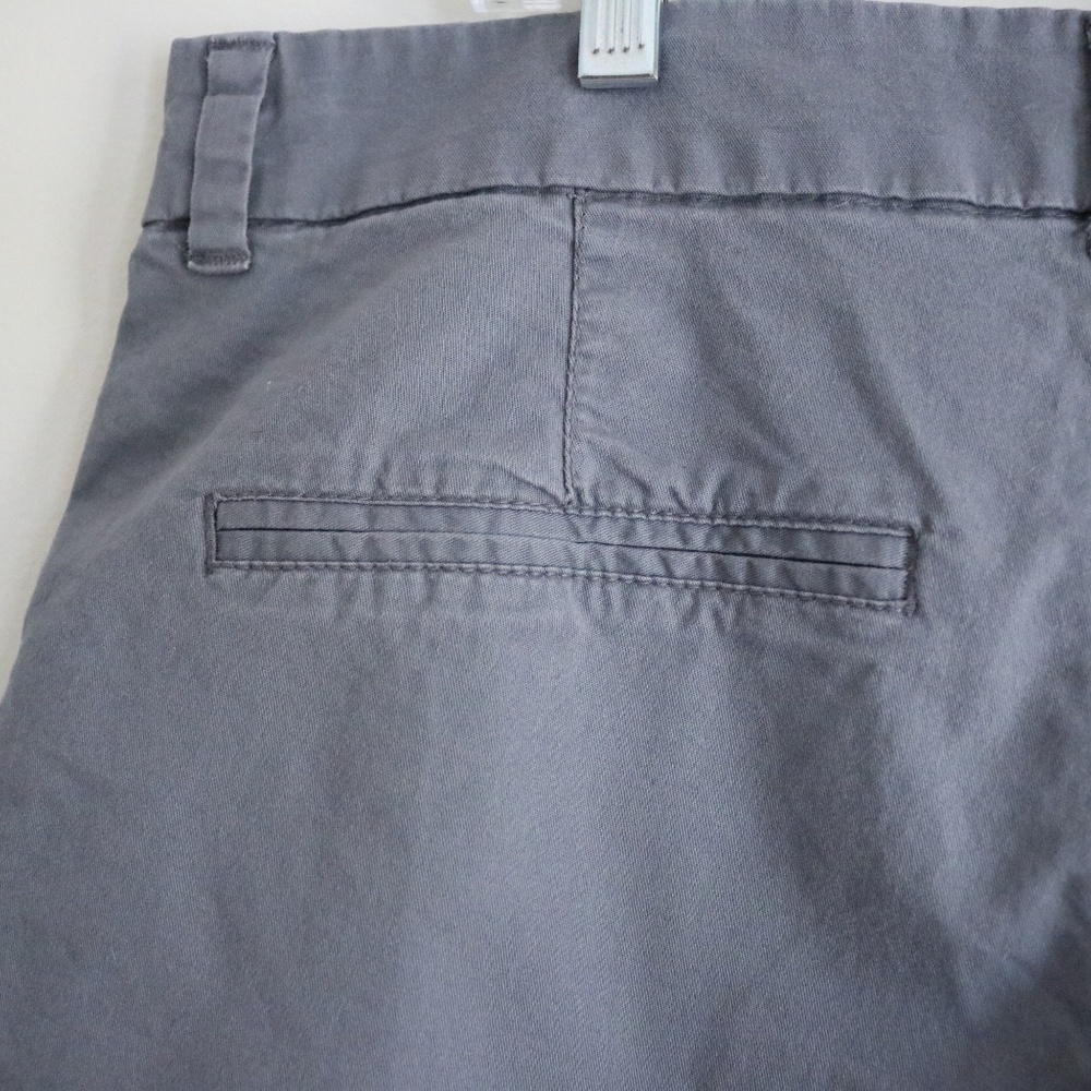 Old Navy Grey Mid-Rise Chino Everyday Shorts - Picture 4 of 6